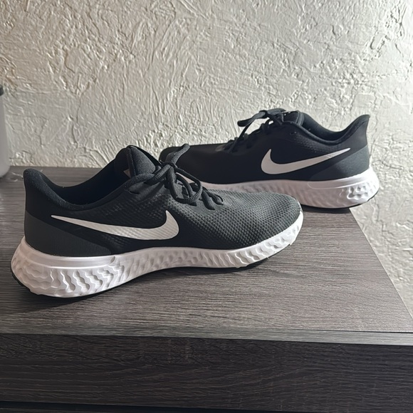 Women’s Nike Revolution Running Shoes - Picture 3 of 5